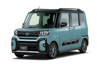 2024年秋に正式発表されるスバルの新型軽「シフォン トライ」。「タント ファンクロス」に似ている……どころか、ボディーカラーに至るまで(エンブレムを除き)同じである。