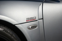 フェンダーパネルに施された「380SPORT」のロゴ。最新の“380”シリーズがリリースされた「エキシージ」だが、従来モデルの“350”シリーズについても販売は続けられている。