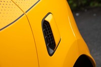 これまでハイパフォーマンスモデル「GT」専用だったボディー左サイドのエアインテークは、全車に採用が拡大された(マイナーチェンジモデルにGTは設定なし)。