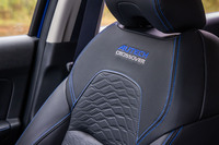 フロントシートの背もたれに入れられた「AUTECH CROSSOVER」の刺しゅうやブルーのステッチが特別感を演出。「ブラックレザレット」のシート表皮は耐水性があり汚れにも強く、アウトドアレジャーなどにも最適である。