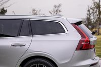 先代「V60」と比べて拡大されたリアセクション。サイドウィンドウの長さや面積も大きくなっている。ボルボのステーションワゴンらしいデザインだといえるだろう。