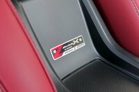 「S660モデューロX バージョンZ」のセンターコンソールに添えられたロゴ入りプレートからは、開発したホンダアクセスのプライドが伝わってくる。