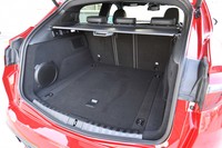 荷室の容量は、5人乗車時で525リッター。4:2:4分割可倒式の後席を前方に倒すことで拡大できる。