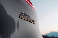 システムトータルでの最高出力は619PS(455kW)、最大トルクは1015N・m(スポーツモードでは1100N・m)を誇る。