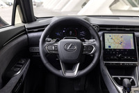 触れているステアリングスイッチに応じた操作ガイドをヘッドアップディスプレイに表示する「タッチトレーサーオペレーション」を採用。「ヤリス クロス」にはないシフトパドルが備わっている。