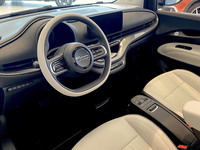 ステアリングスポークにはアダプティブクルーズコントロール用のボタンなどが並び、ダッシュボード中央にはインフォテインメントシステム用の10.25インチディスプレイが広がる。