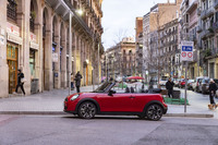 シャシーはエンジン車の「MINIクーパー」と同じく前世代を引き継いでいる。MINIクーパーには新開発シャシーを使う電気自動車も設定されているが、今のところ「コンバーチブル」はラインナップされていない。