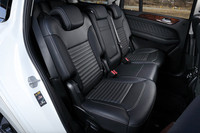 シートレイアウトは3列で、定員は7人(写真は2列目)。シート表皮はナッパレザー(一部本革)が標準。