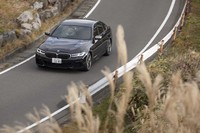 「M550i xDrive」は最高出力530PS/最大トルク750N・mの4.4リッターV8ツインターボエンジンを搭載。最大トルクは「M5」と同じだ(発生回転域はM5のほうが広い)。