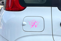 【写真5】女性が燃料メーターの針を引っ張って満タンにしようとしている。