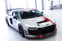 会場には2017年8月に日本で初公開された「R8 LMS GT4」の姿もあった。カタログモデルの「R8クーペ」と構成部品が60%以上共通で、同じドイツ・ベーリンガーホフ工場で生産される。