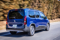 「リフター ロング」のサスペンションはフロントがマクファーソンストラット式、リアがトーションビーム式。これは標準ボディー車と同じだが、高速域でのよりフラットな姿勢と直進性の高さにロングホイールベース化の恩恵を感じる。