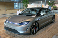 ソニーグループ本社のエントランスに飾られた「VISION-S」。2020年のCESで発表されたコンセプトモデルだ。