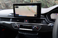 アウディ独自のインフォテインメントシステム「MMI」は、「MIB3」と呼ばれる最新版にアップデート。シフトレバー横のロータリースイッチを廃止し、10.1インチのパネルを直接タッチして操作する方式に変更された。