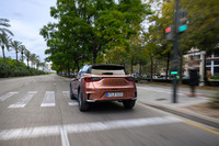 ドライバーがスポーツ性の高い走行をしていると判断するとアクセルオフ時の減速力を強化。コーナー脱出時の再加速に備えてエンジン回転を高めに維持するという制御を取り入れている。