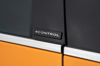 「メガーヌ ルノースポール」には、「メガーヌGT」と同じく四輪操舵機構の「4コントロール」が装備されるが、「レース」モードではリアステアを逆位相から同位相に切り替える車速が100km/hに高められるなど、独自の制御が用いられている。