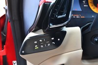 ランプ類やサイドミラーのスイッチもタッチパネル式。ステアリングコラムの近くにレイアウトされている。