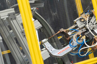 CDC接合技術とは、DC溶接でありながらAC溶接のように高いピーク電流と休止時間を交互に発生させる技術。スパッタを抑制し、広い接合範囲でハイテン材を溶接できるうえ、既存のDC溶接機を改良するだけで導入できるため、低コストも実現している。