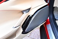 ドアのロック解除は、レバーではなくボタン(写真中央)で行う。シートポジションのメモリー機能も利用可能。