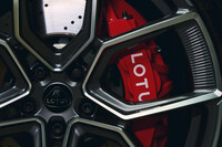 「エメヤS」「エメヤR」ともに、フロントブレーキは直径412mmの6ピストン。同420mm、10ピストンのカーボンセラミックブレーキも用意される。