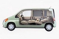 3列目シートを2列目シート下に格納し、1列目と2列目を倒した「1−2リフレッシュモード」。左右分割可倒式なので、助手席側だけ倒せば、長尺物が積める「ロングモード」になる。