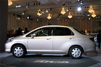 横から見ると、デザインテーマの「フォワード・ビッグキャビン」がよくわかる。