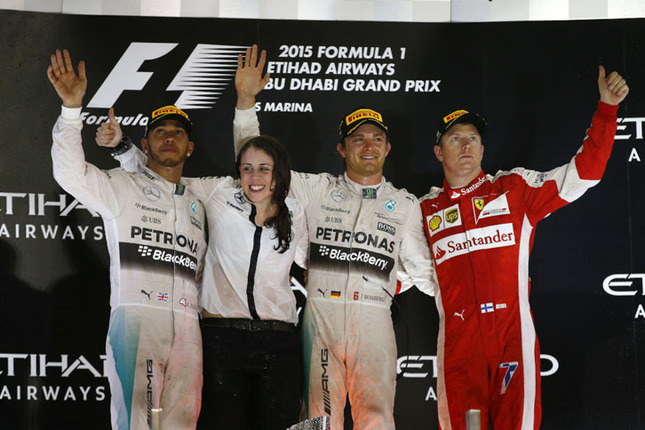 F1最終戦アブダビGPの表彰台。優勝はメルセデスのニコ・ロズベルグ(写真右から2番目)、2位はメルセデスのルイス・ハミルトン(一番左)、3位に終わったフェラーリのキミ・ライコネン(一番右)。(Photo=Mercedes)