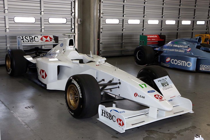 1997年よりF1に参戦した「スチュワート・グランプリ」が、最後の年となる1999年に投入した「スチュワートSF-3フォード」。創設者は往年のF1ドライバーであるジャッキー・スチュワート。フォードからエンジンの供給を受けていた。エースドライバーはルーベンス・バリチェロである。チームは後にフォードに買収され、「ジャガー・レーシング」として活動。2004年に「レッドブル・レーシング」へと生まれ変わった。