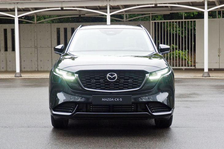 黒を基調としたフロントグリルや、グリルに隣接して配置されたヘッドランプと新形状のデイタイムランニングランプが目を引く新型「マツダCX-5」のフロントフェイス。