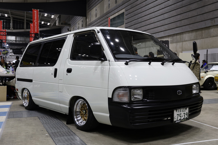 1992年にマイナーチェンジされた2代目「トヨタ・タウンエース バン」。ローダウンして顔つきをちょっといじっただけで、妙に未来っぽさを感じさせるようになるのは不思議。