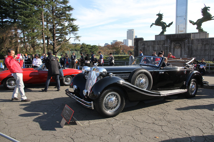 恒例の記念乗車撮影(スタッフにカメラを渡して撮ってもらう)のために用意された、トヨタ博物館所蔵車両3台のうちの1台は、1937年「ホルヒ853」だった。ホルヒはアウディのルーツとなるメーカーのひとつで、853は4.9リッター直8エンジンを積んだ最高級車。