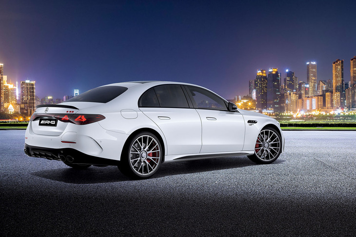 このボディーカラーは有償オプションの「MANUFAKUTURオパリスホワイト(メタリック)」。