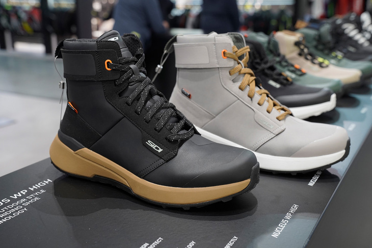 ブーツブランド、SIDIのブースに展示されていたライディングブーツ「NUCLEUS WP HIGH」。アウトドアブーツのようなテイストにたがわず防水仕様で、衝撃の強さによって分子の結束が変化する新素材「D3O」のプロテクターを、各所に内蔵している。