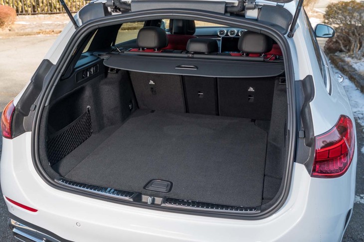 荷室の容量は490~1510リッター。後席の背もたれは荷室側からの操作で簡単に倒せる。