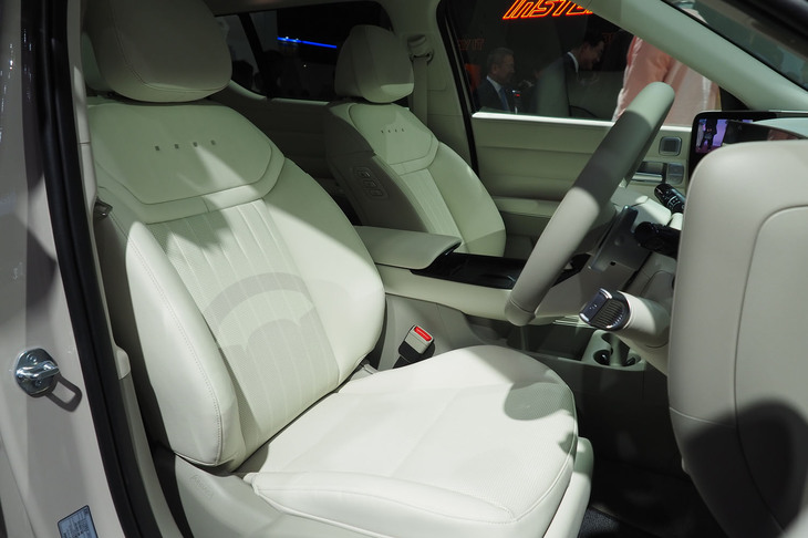 電動調整機能が備わる新型「ネッソ」のフロントシート。