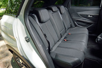 後席には6:4分割可倒機構が備わる。背もたれを前に倒すと、それに連動して座面が沈み込むため、フロアがフラットな荷室を作れる。