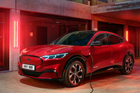 フォードのBEV「マスタング マッハE」。クルマのよしあしはともかく、古くからのファンからすると「これをマスタングって言われましても……」といったところだろう。