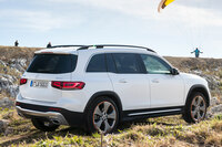 「GLB」のリアクオータービュー。明瞭な2ボックスのスタイルに切り立ったテールゲートと、この角度から見ると、「GLK」との類似性がわかりやすい。