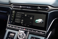 インフォテインメントはアストンマーティンの自社開発をうたう最新システムを採用。各種グラフィックはなかなか美しい仕上がりだ。