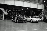 工場をラインオフする最後の「トラクシオン・アヴァン」。隣には、同じくFFの駆動方式を採用した後継モデル「DS」が並んでいる。