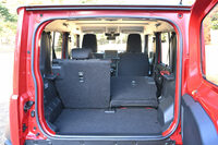 ラゲッジスペースも大幅に広さが拡大。後席格納時の段差が気になる人向けに、純正アクセサリーで専用のラゲッジボックスも用意される。