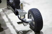 「e-4ORCE」の働きにより、通常であればタイヤが空転し沈み込んでしまうような砂地でも、そうした現象を大幅に抑えることができる。