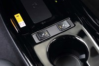 「A“ツーリングセレクション”」では前席のシートヒーターが標準。今回のマイナーチェンジを機に、さらに上級のグレードではベンチレーション機能も標準化されている。