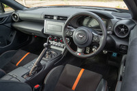 インテリアに関しては、「TOM'S」のロゴ入りスターターボタンを除くとノーマルからの変更はない。こだわる人は、TOM'Sが「トヨタGR86」向けに販売しているレーシングステアリングやカーボンシフトノブ、アルミサイドブレーキグリップなどを装着するといいだろう。