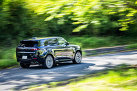 「レンジローバー・スポーツ オートバイオグラフィーP550e」に搭載されるバッテリーの容量は38.2kWhと、コンパクトEVに匹敵するもの。EV走行換算距離(等価EVレンジ、WLTCモード)は116kmと発表されている。