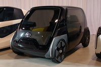 超小型モビリティーについては、2017年の東京モーターショーに出展した「Concept-愛i RIDE」と、商用バージョンのプロトタイプ(写真)が展示されていた。