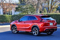 ボディーの全長が140mm伸びて4545mmに。上下2段式のリアウィンドウは一枚ガラスに改められた。