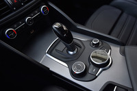 トランスミッションは8段AT。シフトセレクターの手前には、アルファDNAドライブモードシステムのスイッチやインフォテインメントシステムのロータリーパッドが設置されている。