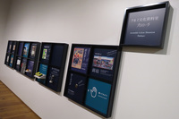 パネルの展示物のうち、カーバッジやカーマスコット、おもちゃ、ライセンスプレートなどは、実際に手で触れられるようになっていた。