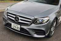 今や、グリル中央に巨大なスリーポインテッドスターを備えたスポーティー仕様の“顔”が主流となっている「Eクラス」。グリルにエンブレムのない穏やかなフロントデザインは、「E450 4MATICエクスクルーシブ」にしか用意されていない。